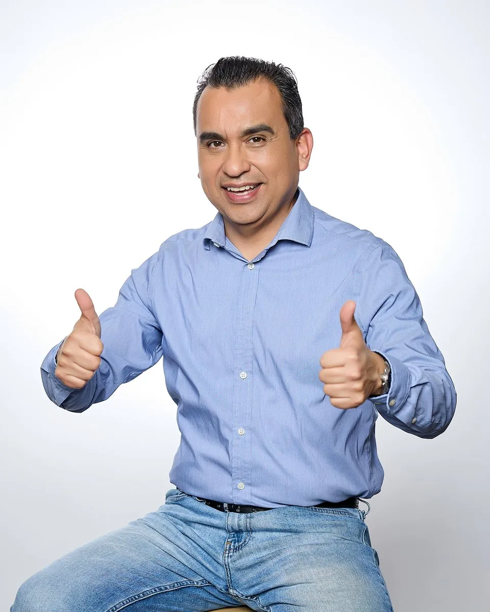 Armando Ehrenzweig con los pulgares arriba